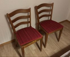 2 Holzstühle mit roten Sitzpolstern guter Zustand