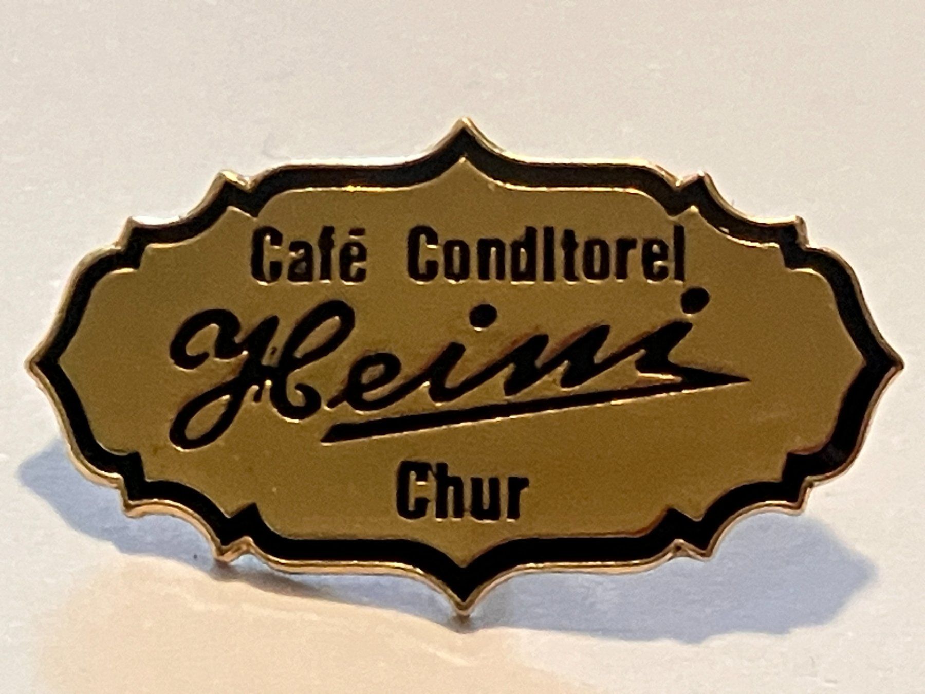 Plaketten & Abzeichen: 1 Pin Cafe Conditorei Heini Chur – Gebraucht aus Basel von djwwpp