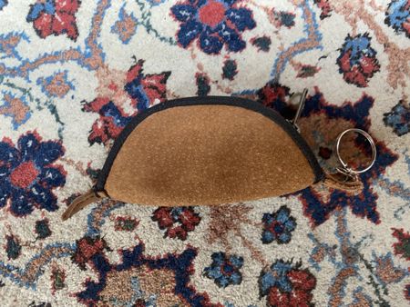 Kleine Tasche mit Reissverschluss als Anhänger aus Leder