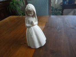 Figurine en porcelaine fillette communiante