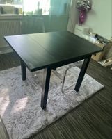 Schwarzer Ausziehtisch