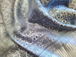 Magnifique tissu en soie bleu ciel