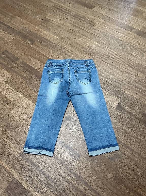 Jeans: 3/4 Capri Jeans Denim - 36 – Usato da St. Niklausen LU venduto da Sundy01 1