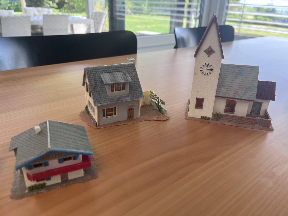 Faller Modelleisenbahnen: Div. Fallerhäuschen; Bahnhof (91), Kirche, etc.  – Gebraucht aus Russikon von Roeve55 4