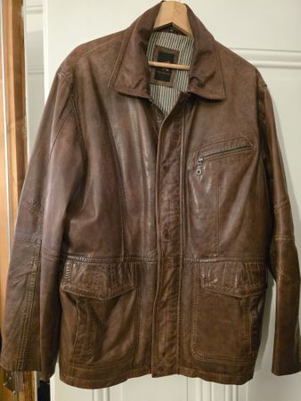 Veste en cuir véritable marron, idéale pour la saison!
