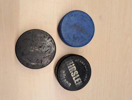 Eishockey-Pucks