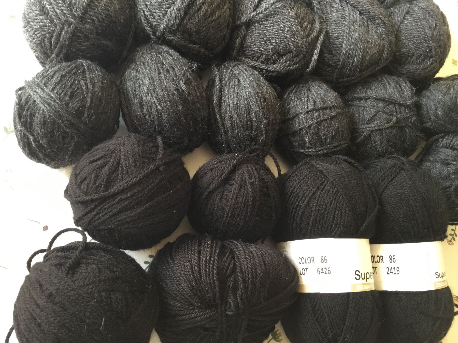 Lana: Wollepaket 800 gr.in Schwarz und Anthrazit – Usato da Diessenhofen venduto da quinto9 1