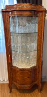 Louis XV Vitrine mit elegant gebogenem Glas