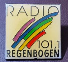 R493 - Pin Radio Regenbogen 101,1