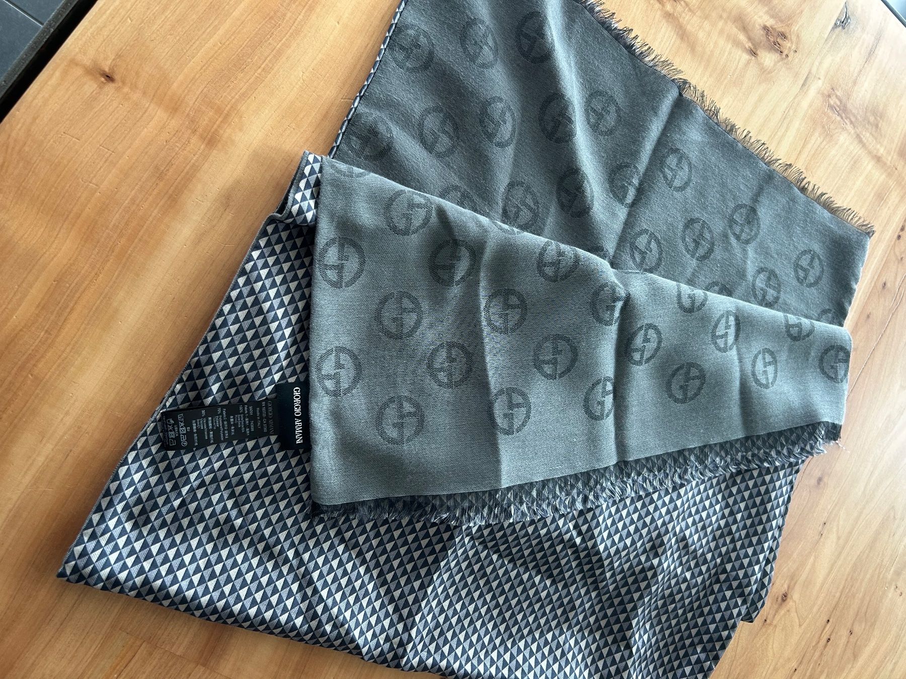 Armani Schals: Giorgio Armani Schal grau Muster – Gebraucht aus Kaltbrunn von lagone1