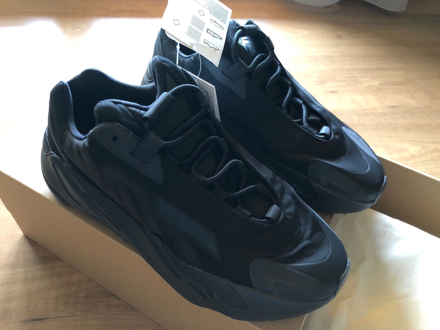 Adidas Scarpe da uomo: Yeezy Boost 700 MNVN Triple Black – Nuovo e nell'imballaggio originale da Walkringen venduto da buetzu08