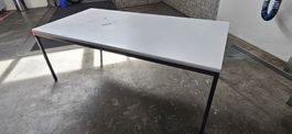 Bürotisch weiss mit Metallgestell, gebraucht mit Mangel