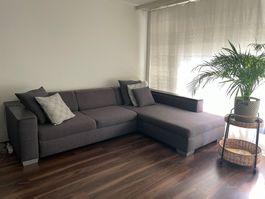 Gepflegtes, ausziehbares Stoff-Ecksofa mit Kissen
