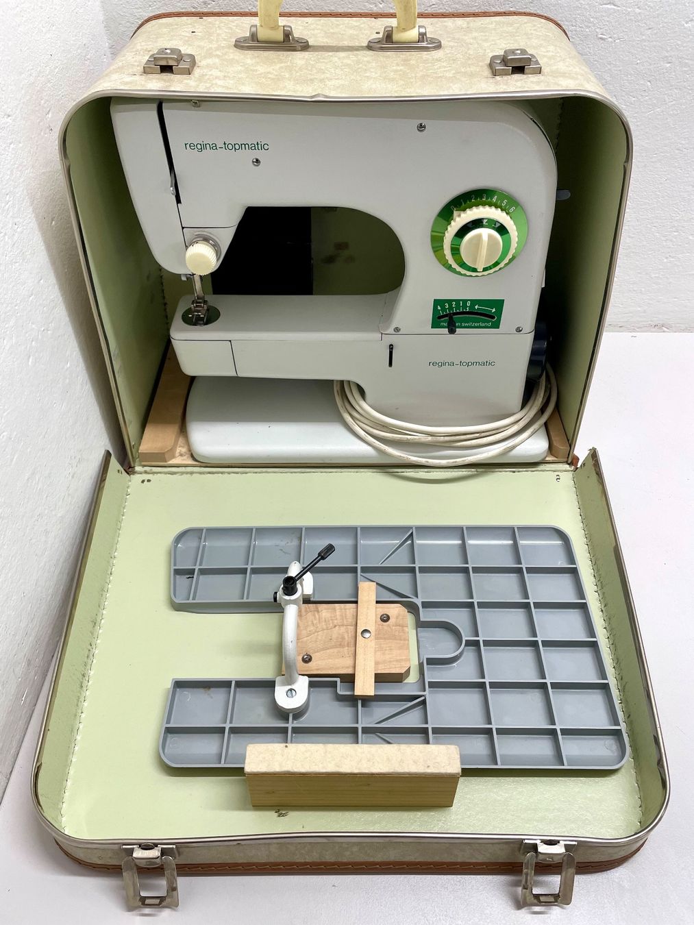 Bernina Macchine da cucire: Satrap Regina Topmatic Nähmaschine – Usato da Niederdorf venduto da LeptonAG 5