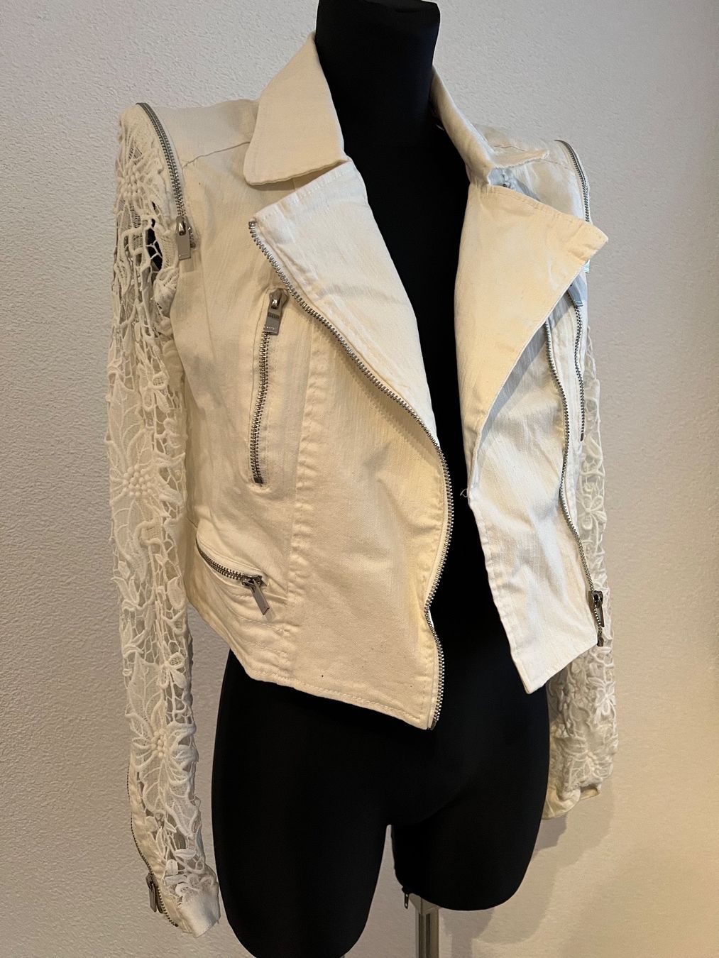 Giacche: Jeansjacke mit Spitzenärmel – Nuovo e nell'imballaggio originale da Niederuzwil venduto da viv_8zxc 2