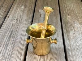 antiker kleiner Mörser, Messingguss massiv