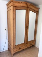 Holzschrank