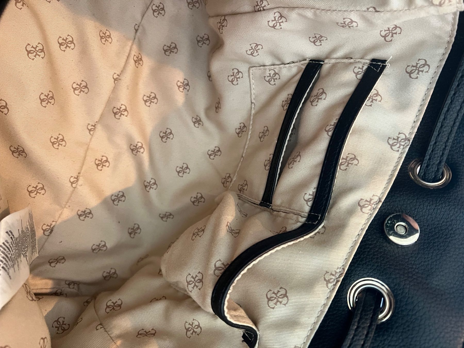 Guess Sacs femmes: GUESS Tasche – D'occasion à Widnau par Lara___. 3