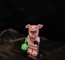 LEGO MINIFIGUREN  SERIE 12 MANN IM SCHWEINCHENKOSTÜM