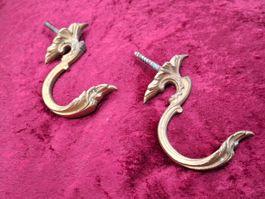 2 antike Wand Haken Schrauben, Messing vergoldet (3885#AEW0)
