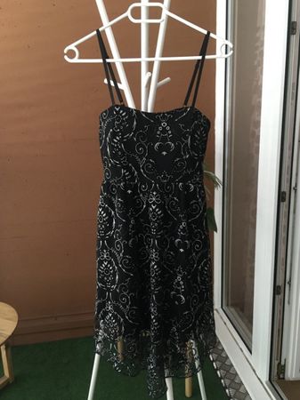 Robe noire à bretelles, motifs argentés, taille M