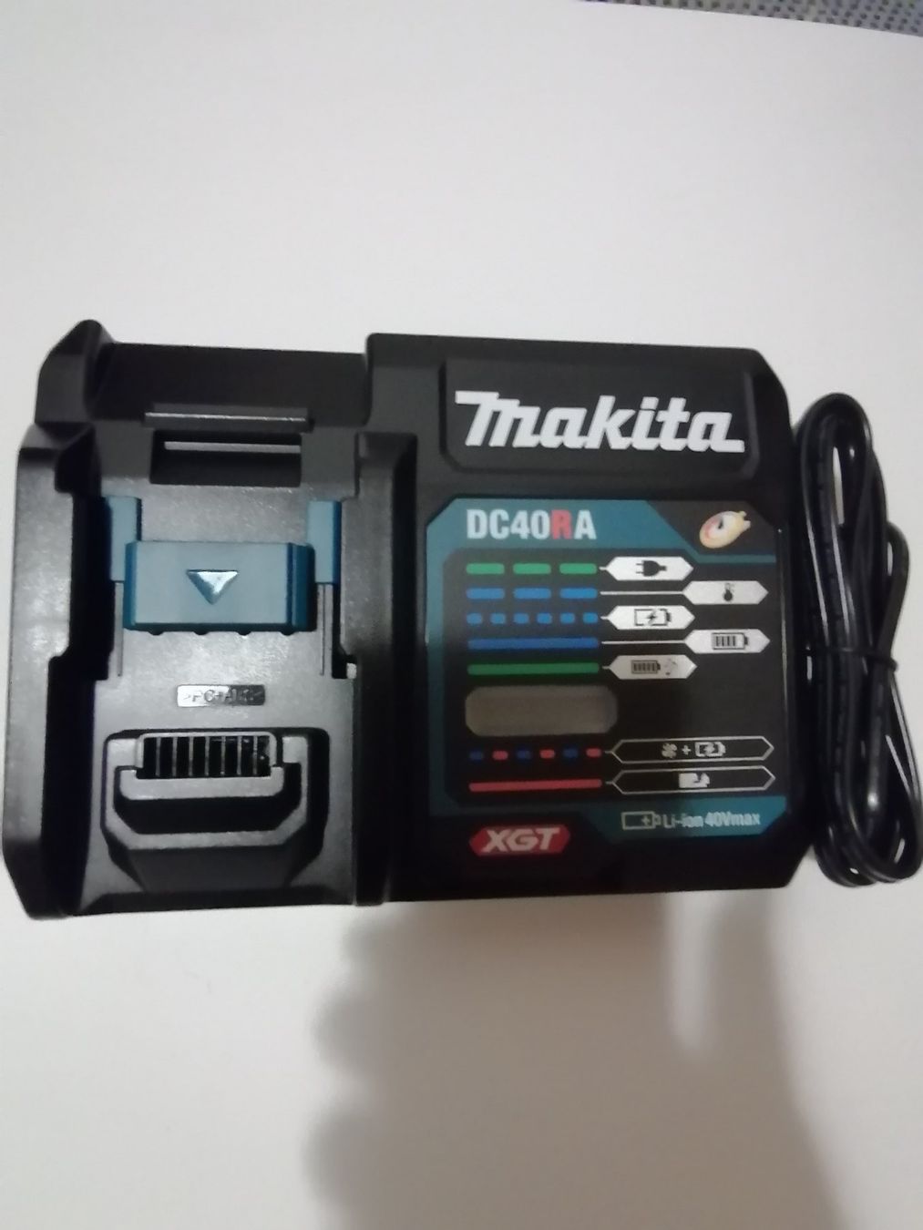 Makita Ladegeräte: Makita 40volt ladegerät – Neu und originalverpackt aus Winterthur von subi2012