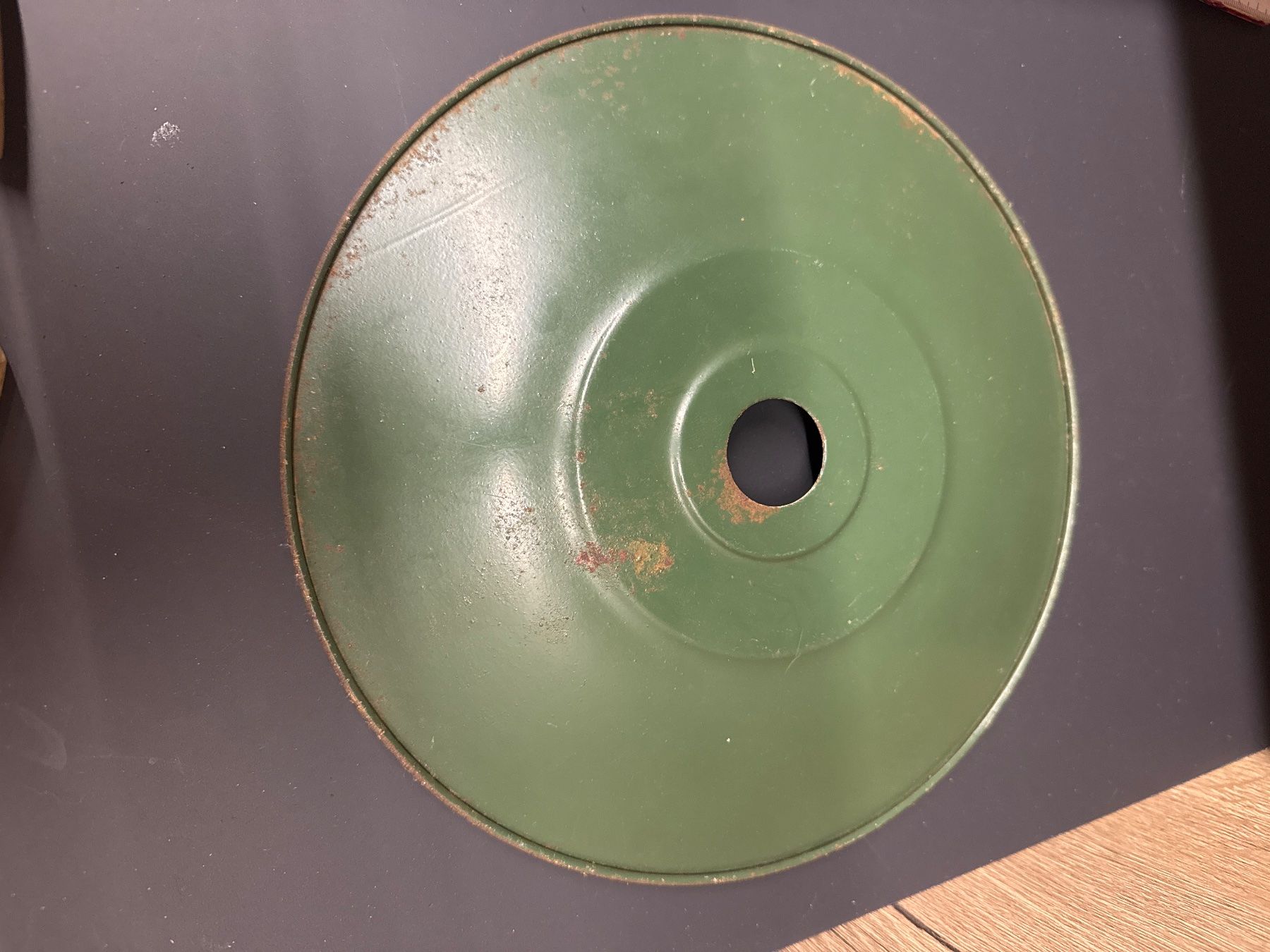 Paralumi: Lampe abat-jour vintage émaillé vert – Usato da Lajoux JU venduto da Briard0