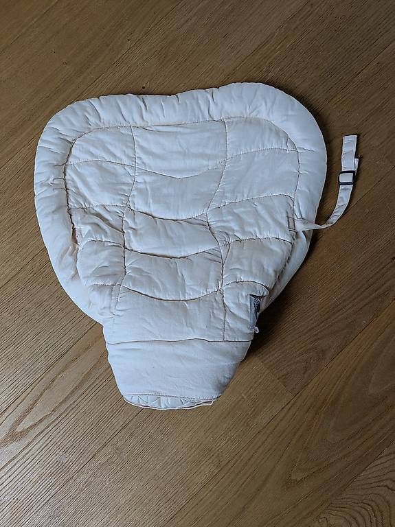 Ergo Baby Porte-bébés ventraux & dorsaux: ErgoBaby Newborn Einsatz – D'occasion à Oberdiessbach par MelodyFurrer 1