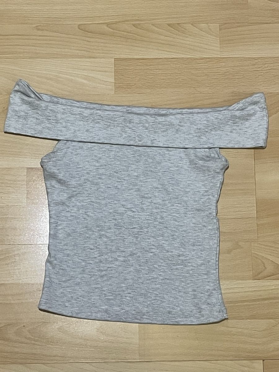 Stradivarius Top: Top Stradivarius gris taille S épaules dénudées – Usato da Semsales venduto da theaa157
