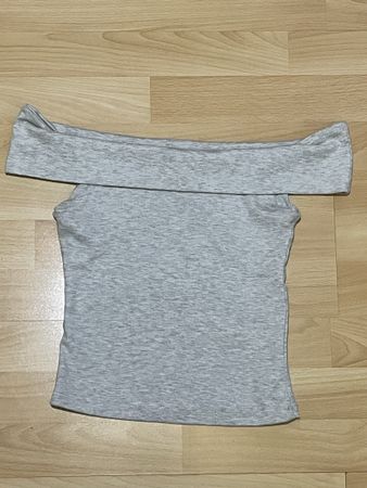 Top Stradivarius gris taille S épaules dénudées 