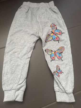 Graue Mädchen Jogginghose mit Schmetterlingen, Grösse 98/104