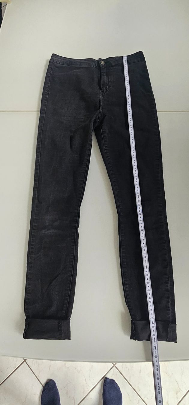 Jeans: Schwarze Jeans, Grösse M, Damenjeans – Usato da Azmoos venduto da Jadejo