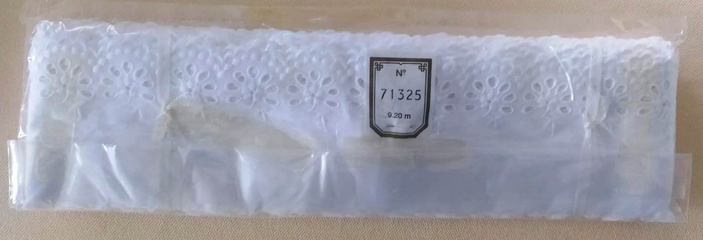 Stoffe: Tüllspitze mit Blümchen, weiss - 9.2 Meter - – Neu und originalverpackt aus Zürich von -italo-