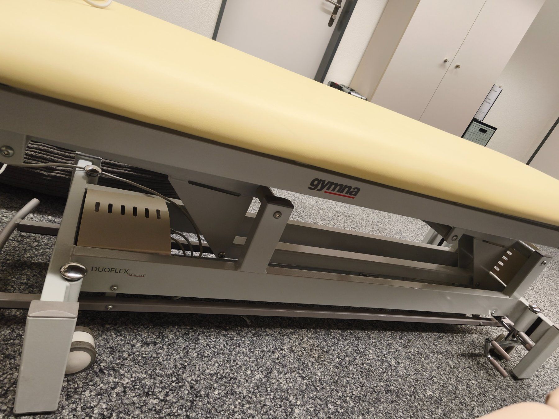 Lettini & sedie per cosmetici: Gratis Massageliege / Behandlungsliege Gymna Duoflex – Usato da Glarus venduto da yzu_8p5f 1