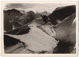 Fotografie Schostal, Skifahrer im Sprung