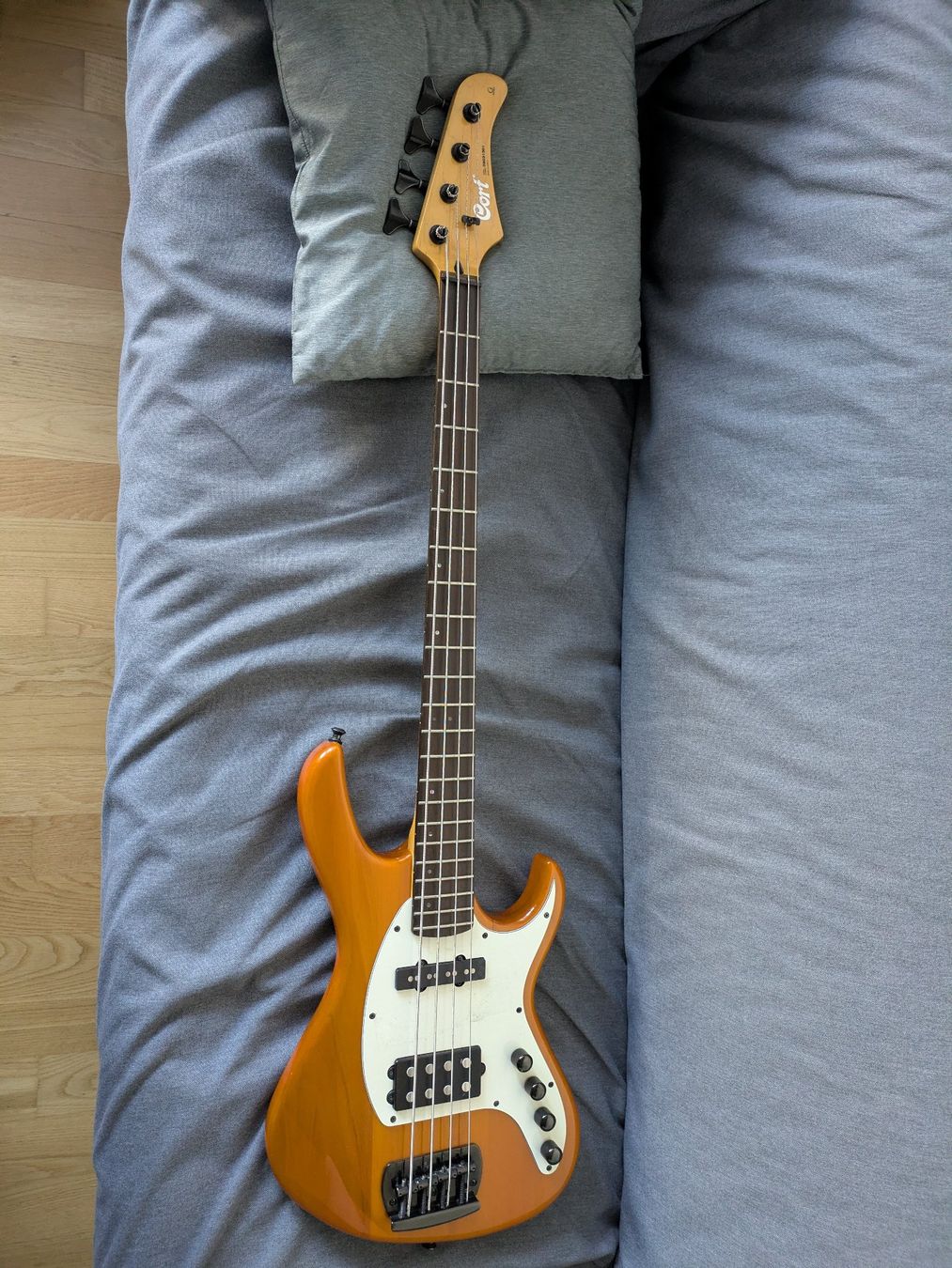 Cort Strumenti musicali: Cort GB44 E-Bass – Usato da Dübendorf venduto da Uquoo