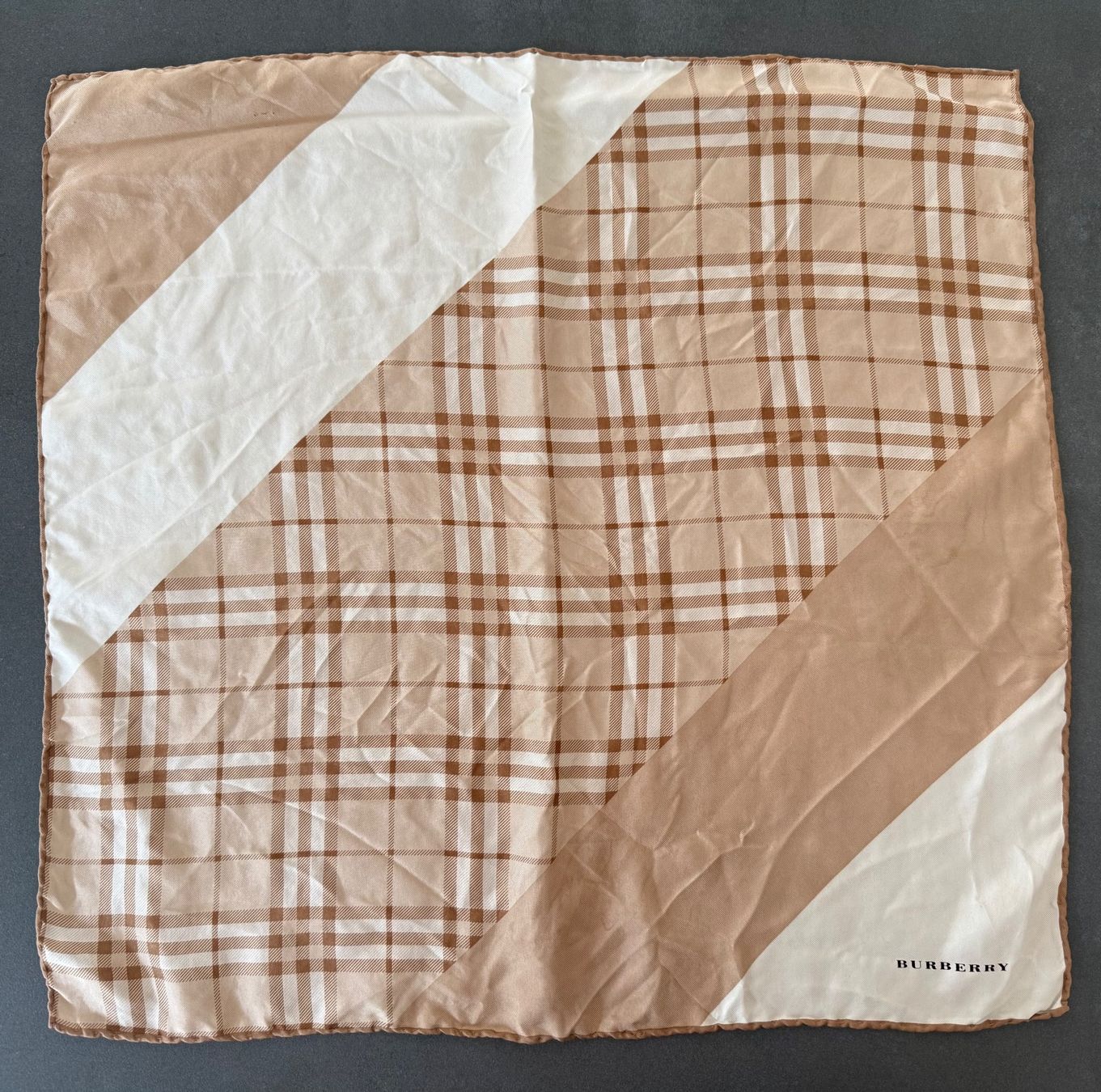 Burberry Foulards, Tücher & Schals: Burberry Silk Printed Scarf – Gebraucht aus Contone von Chaos76