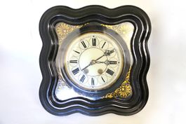 Wanduhr mit Gewichten