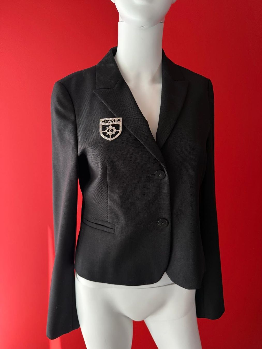 Chanel Spille & Fermagli: Chanel Brosche Wappen, Rarität – Nuovo (secondo la descrizione) da Oberarth venduto da SSS. 4