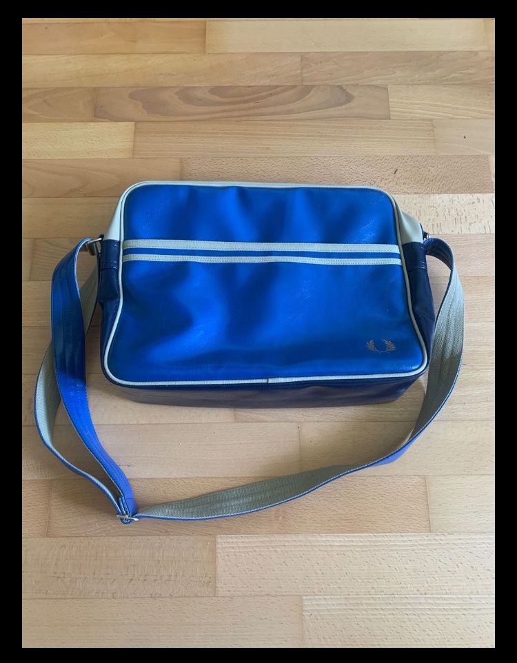 Fred Perry Borse: FRED PERRY Messenger Bag / Umhängetasche – Usato da Zürich venduto da Alpnach_