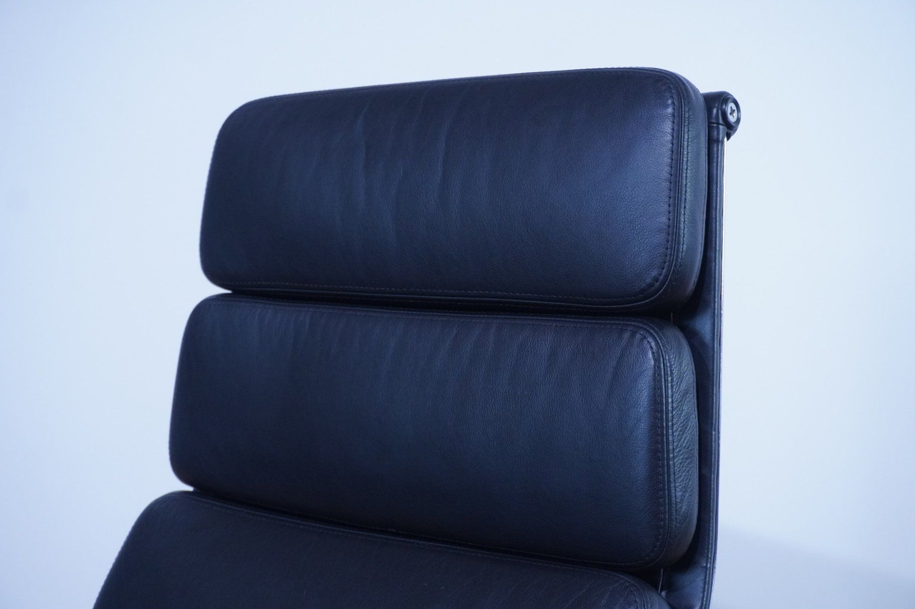 Vitra Sessel: Vitra Eames Soft Pad Lounge Chair EA222 Leder nero – Gebraucht aus Bad Zurzach von QLASSIQ 7