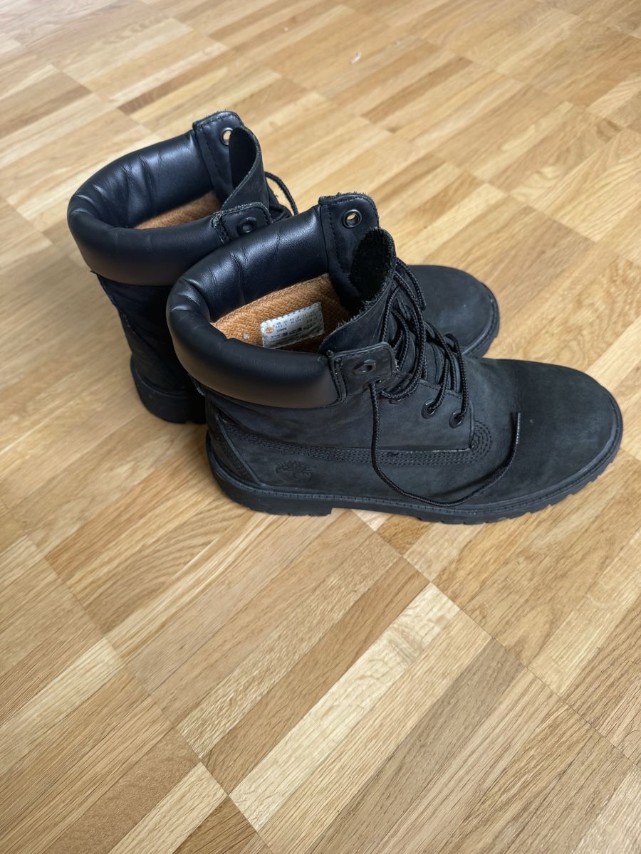 Timberland Scarpe da donna: Bottes Timberland en cuir noir – Usato da Meyrin venduto da mai_pl7s