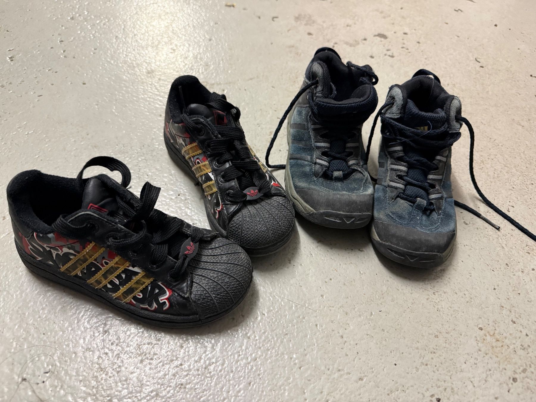 Adidas Scarpe per ragazzi: Zwei Paar Adidas Schuhe – Usato da Winkel venduto da gatta