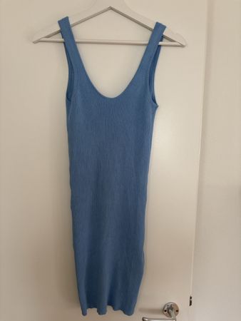 Abito estivo azzurro in maglia, scollatura profonda, taglia 