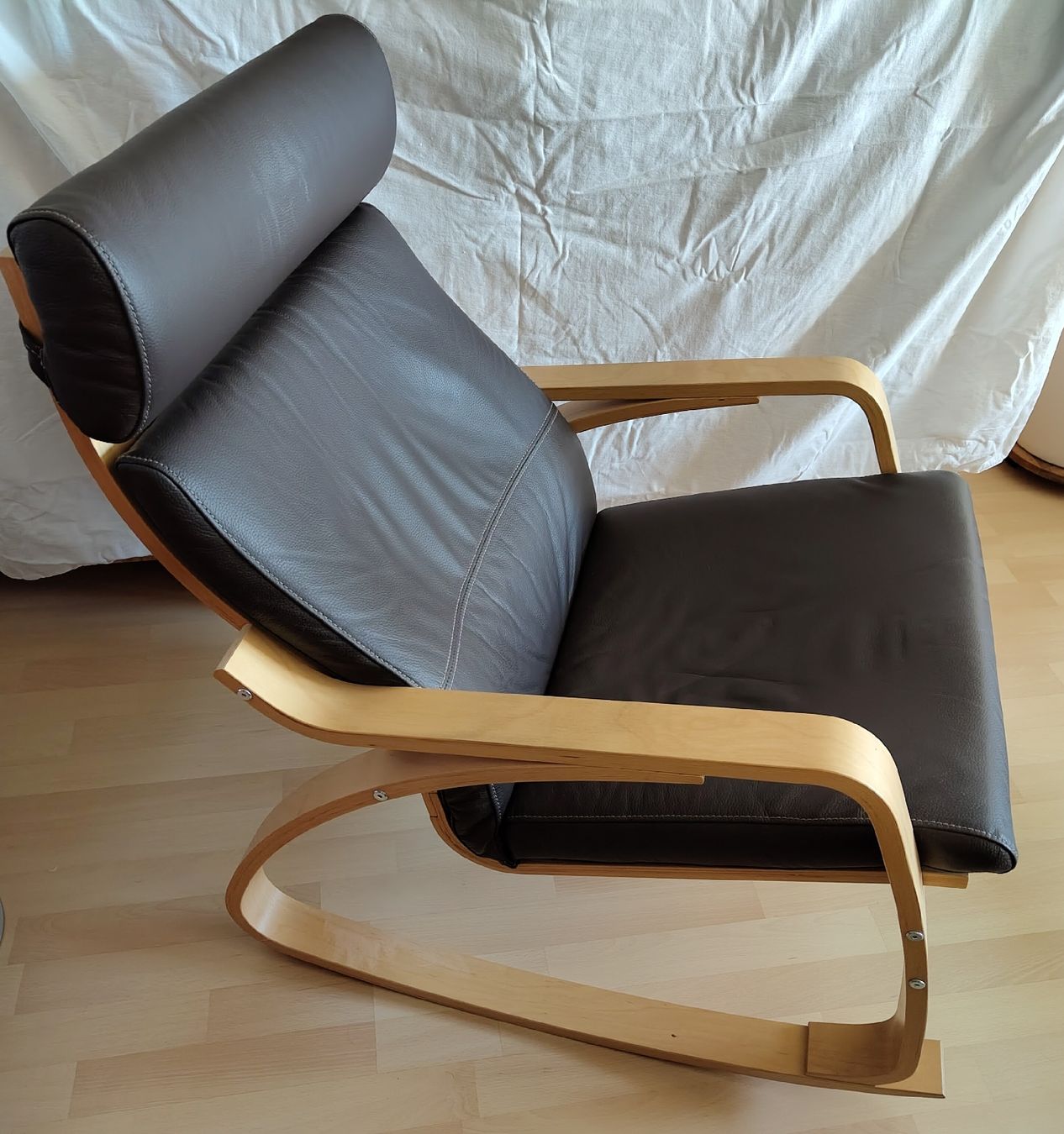 Ikea Sedie: Schaukelstuhl von Ikea mit Hocker – Usato da Oberwil BL venduto da Alex01043