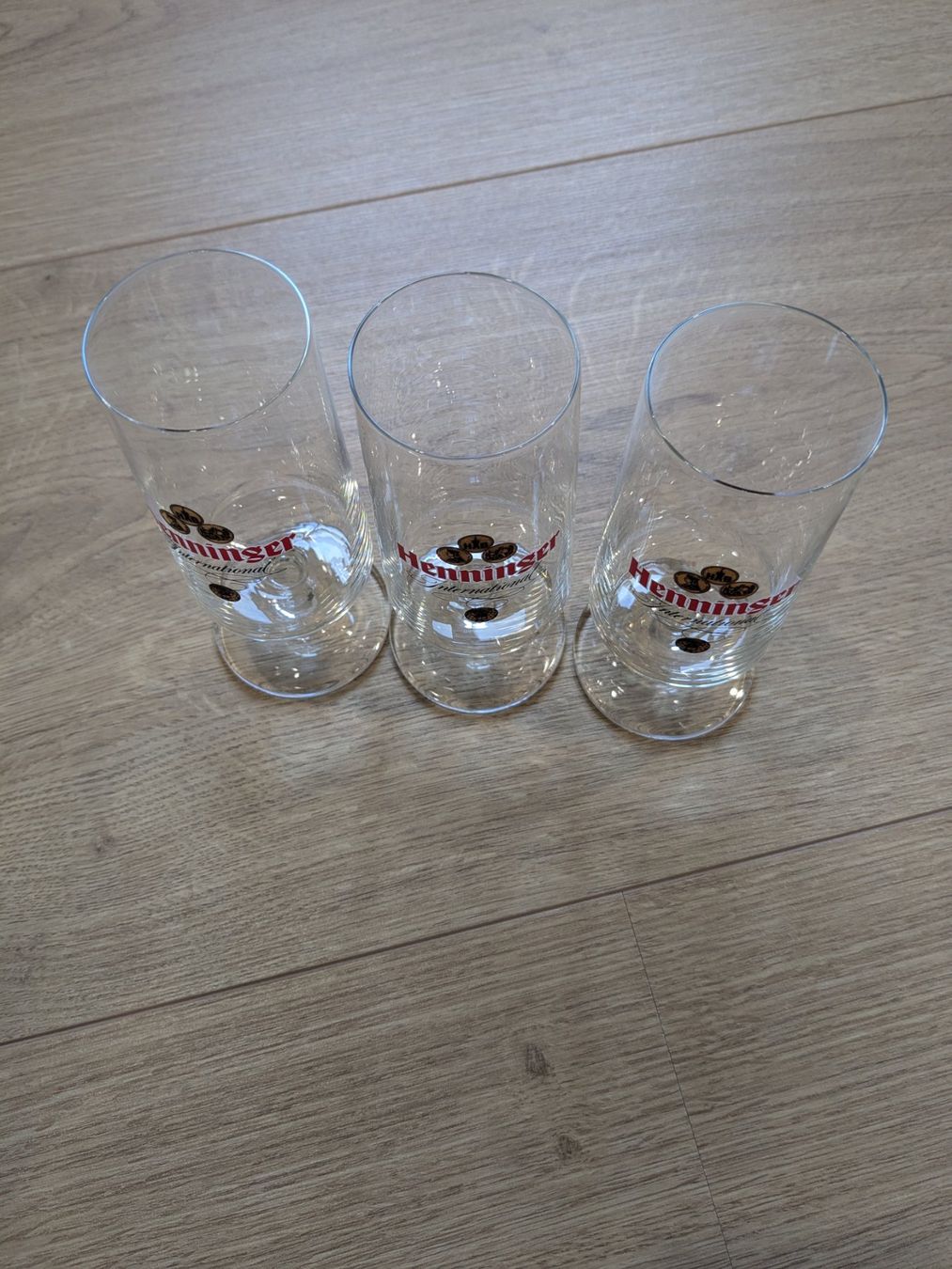 Bicchieri: 3 Henninger International Biergläser – Usato da Winkel venduto da Kade50 3