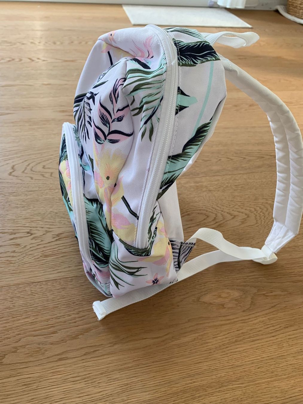 Roxy Borse & Zaini: Kleiner Rucksack von Roxy weiss mit Blumen – Usato da Signau venduto da stalder-langenegger 2