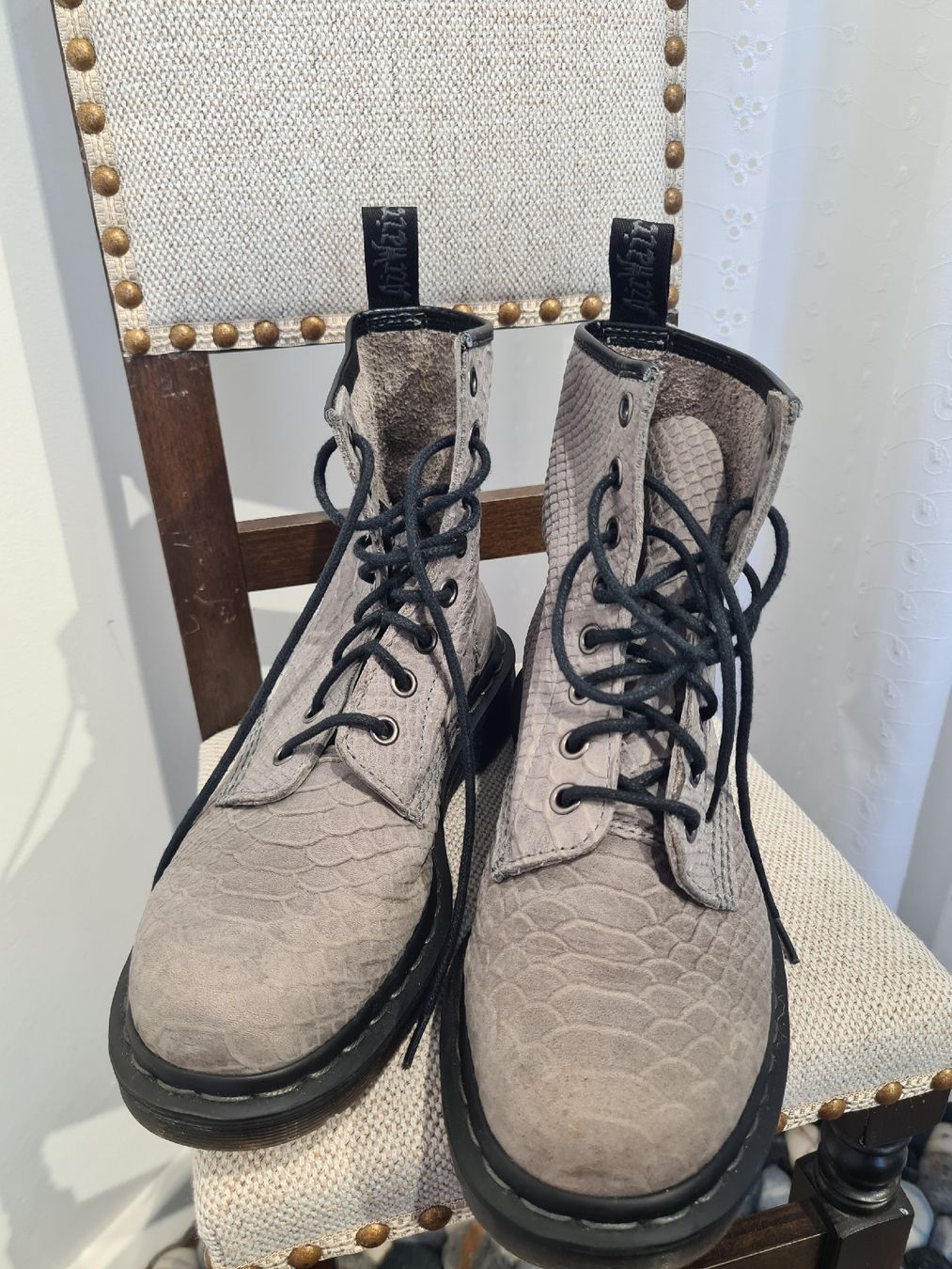 Dr. Martens Damenschuhe: Dr. Martens Python Print Stiefel Gr. 38 Beige Grau  – Gebraucht aus Adligenswil von FriedasWelt