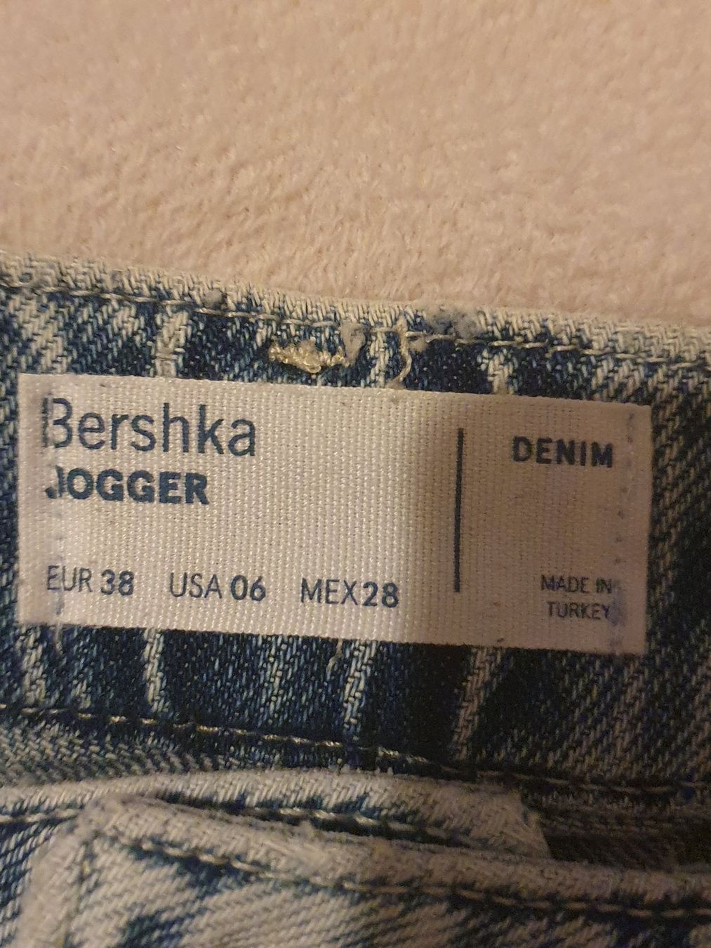 Bershka Jeans: Unisex Freizeithose mit Graffiti Design Grösse S – Usato da Oberuzwil venduto da kia_s007 2