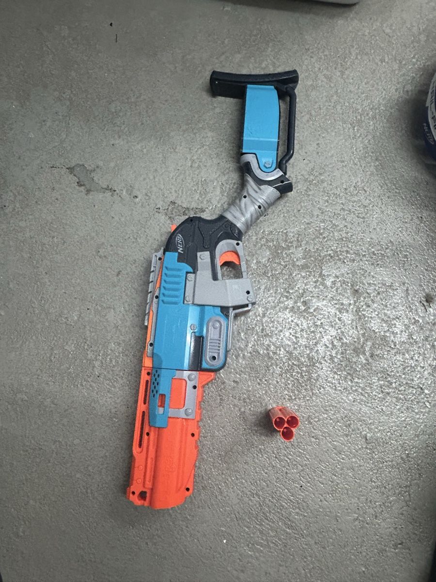 Nerf Giocattoli: Nerf N-Strike Elite Strongarm Blaster mit 3 Darts, Sommer Sp – Usato da Erlinsbach SO venduto da crisdaughter